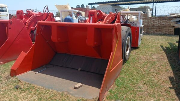 2 x BARLOW CAT 356 SCOOPS - Image 3