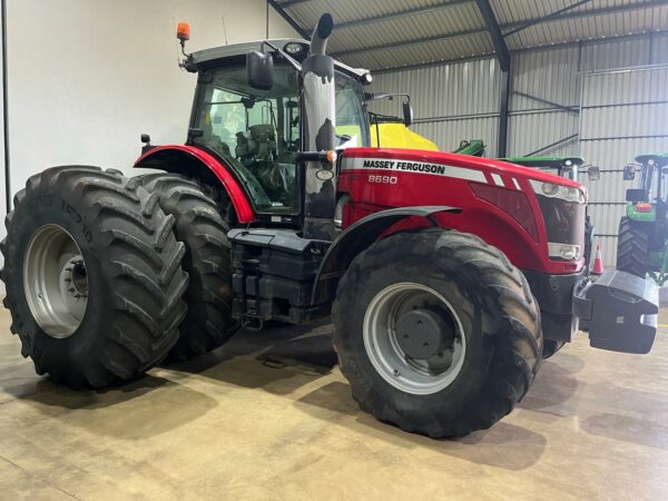 MASSEY FERUSON 8690